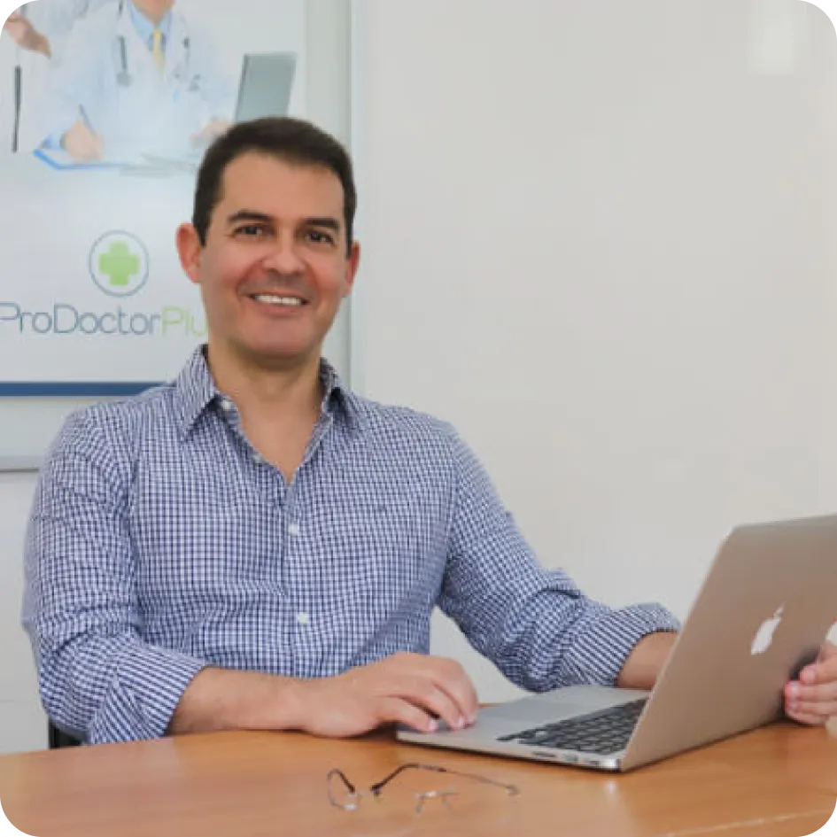 CEO utilizando notebook