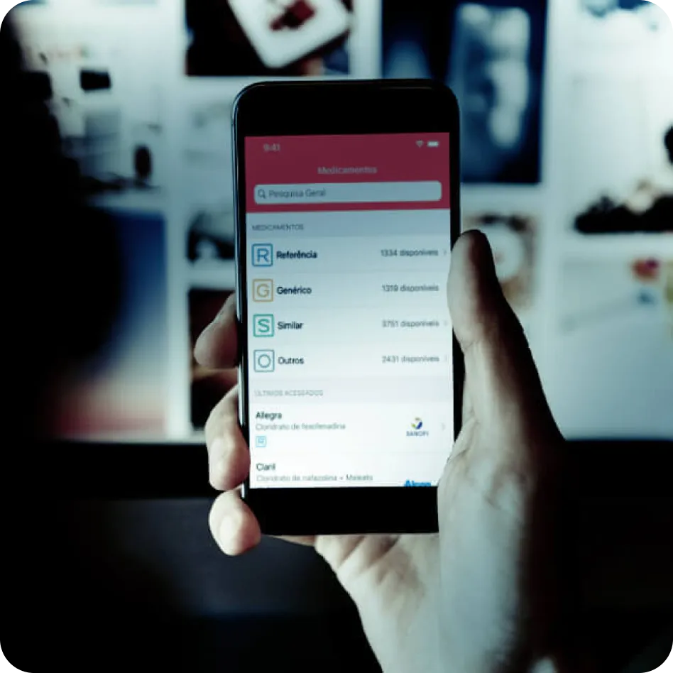 Mão segurando celular com o ProDoctor telemedicina