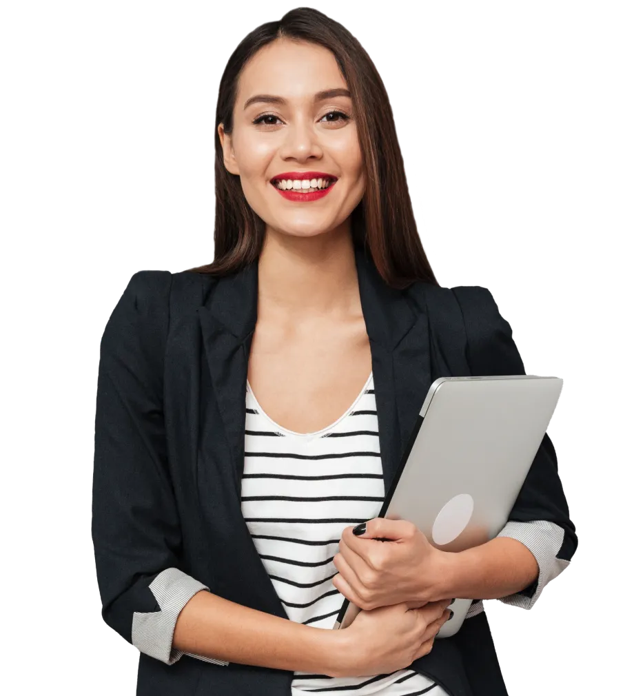 Moça segurando um notebook e sorrindo