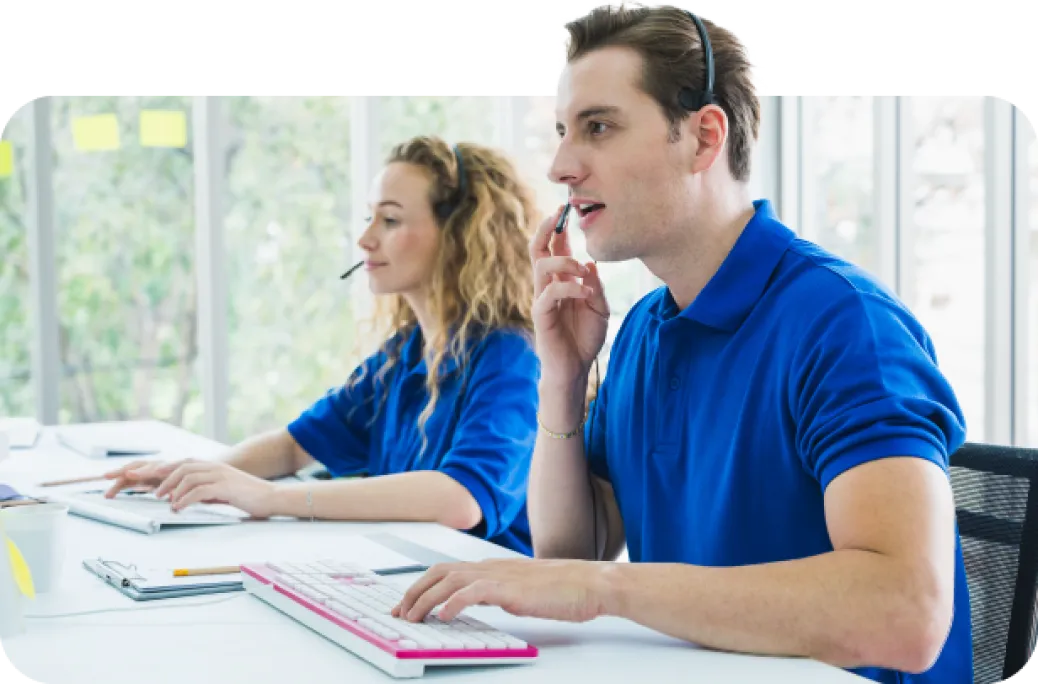 Call center com homem e mulher center atendendo clientes