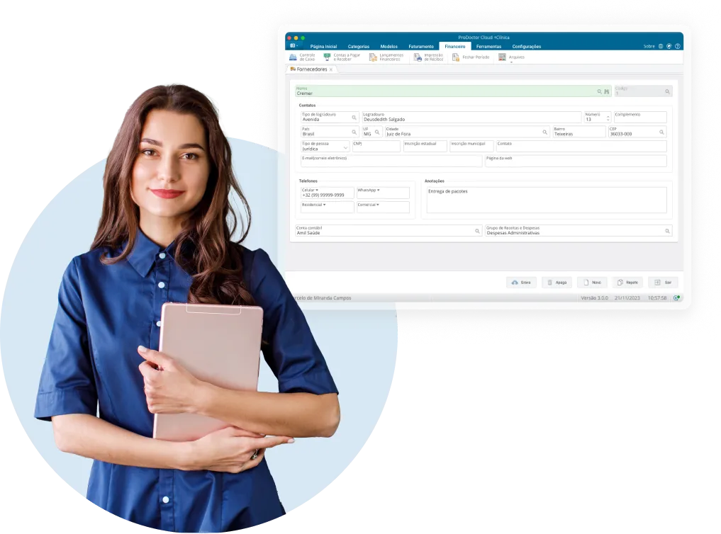 Moça segurando um notebook e a tela do estoque ao lado