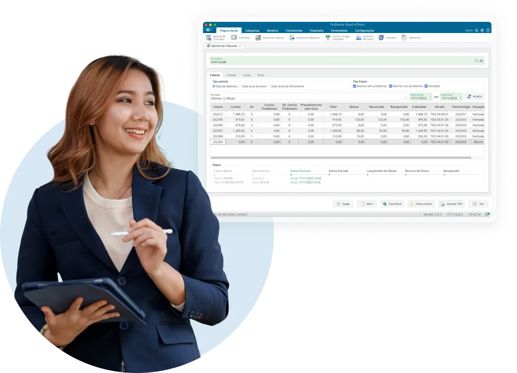 Moça sorrindo com um tablet na mão e a tela do faturamento ao lado
