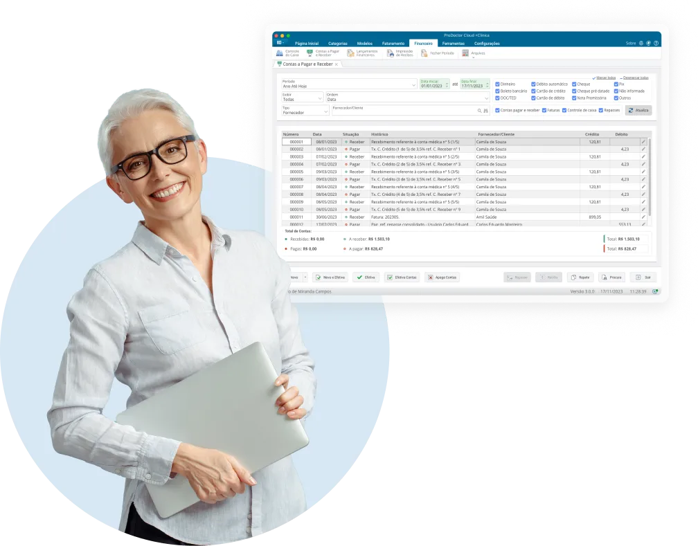 Moça sorrindo com um notebook na mão e a tela do financeiro ao lado