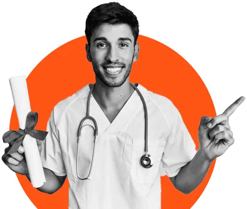 Garoto sorrindo com diploma na mão