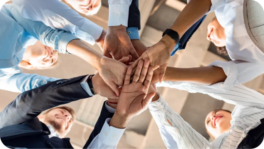 Sala com pessoas em reunião