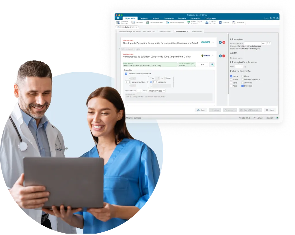 Médico e a assistente olhando pra um notebook com a tela da prescrição ao lado