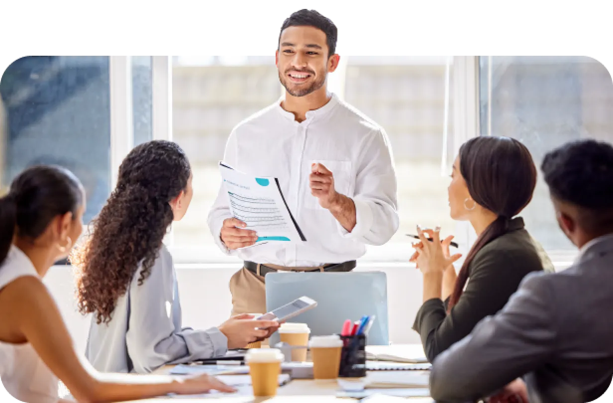 Sala com pessoas em reunião