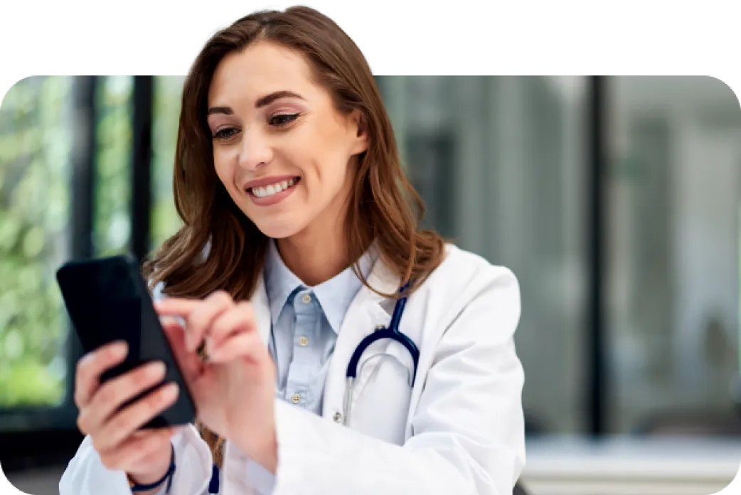 Médica sorrindo e utilizando no celular o produto ProDoctor