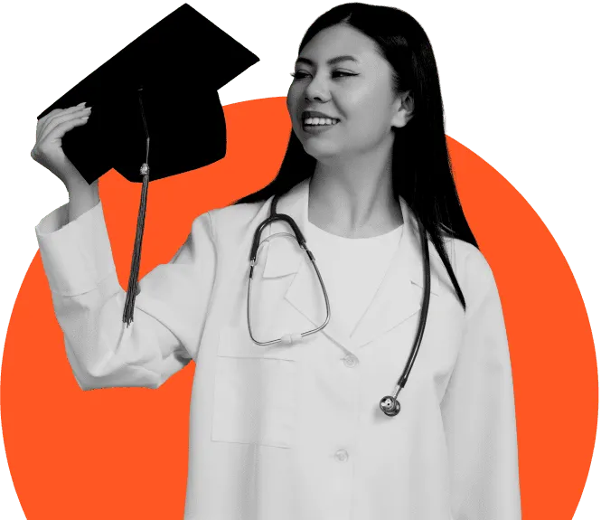 Mulher segurando um chapéu de formatura