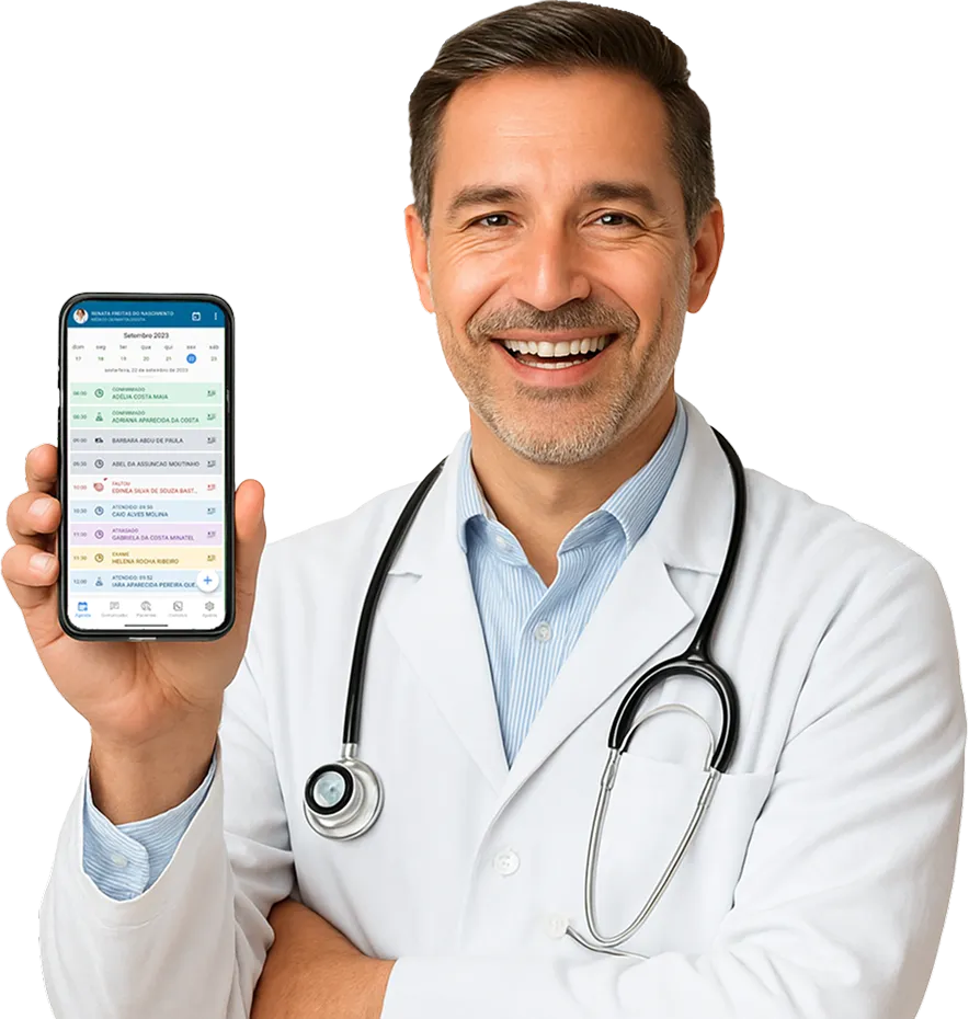 Médico com celular na mão e a tela do Agendamento Online
