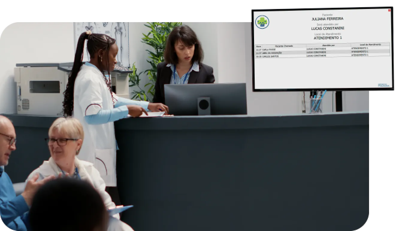 Pessoas aguardando o painel de chamadas do corp