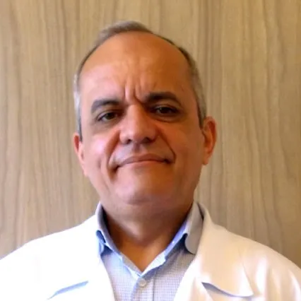 Imagem de um médico olhando pro notebook