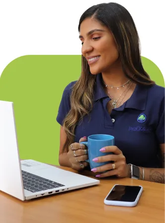 Mulher olhando para um notebook