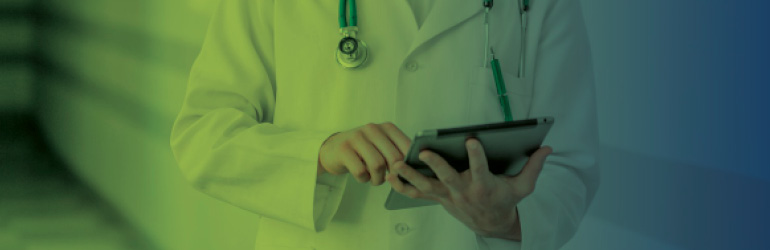 Médico segura tablet em menção ao faturamento de convênios para clínicas e consultórios 