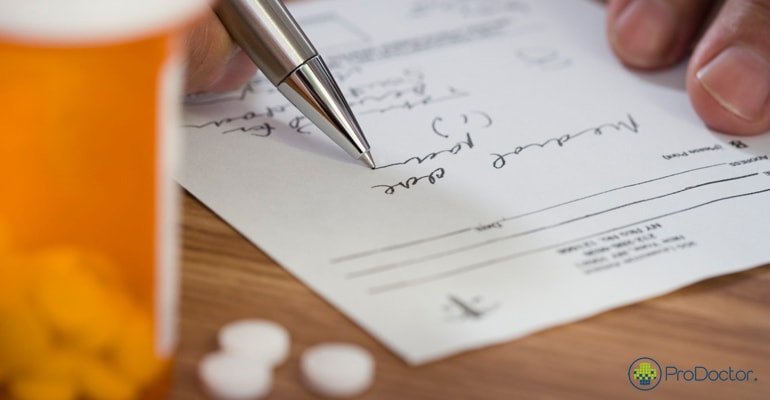 Letra ilegível em receitas e pedidos pode gerar denúncia de pacientes