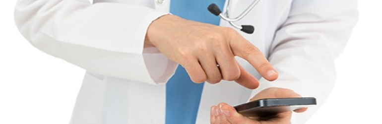 Close nas mãos de um médico, que segura um smartphone e toca na tela com o dedo indicador direito, ilustrando a confirmação de consulta. fim da descrição.