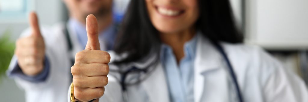 super novembro prodoctor: profissionais da saúde fazem sinal de positivo com os polegares