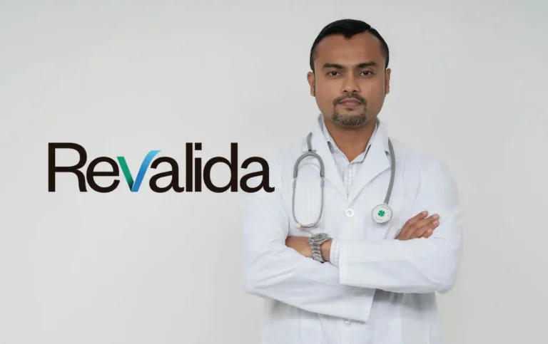 Médico de jaleco branco com estetoscópio, representando a importância do Exame Revalida para profissionais da saúde no Brasil.