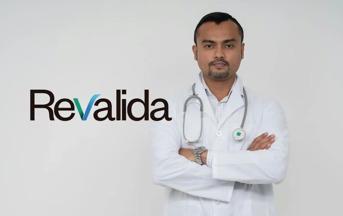 Médico de jaleco branco com estetoscópio, representando a importância do Exame Revalida para profissionais da saúde no Brasil.