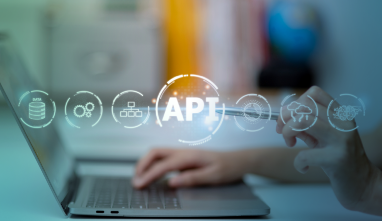 mão sobre laptop representando o uso da API aberta do ProDoctor