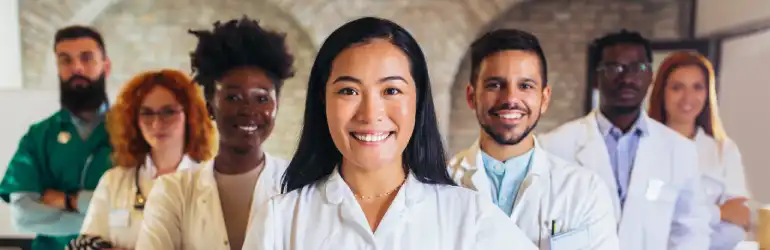 Equipe de profissionais de saúde com sorriso acolhedor, demonstrando alinhamento com as práticas de responsabilidade médica.