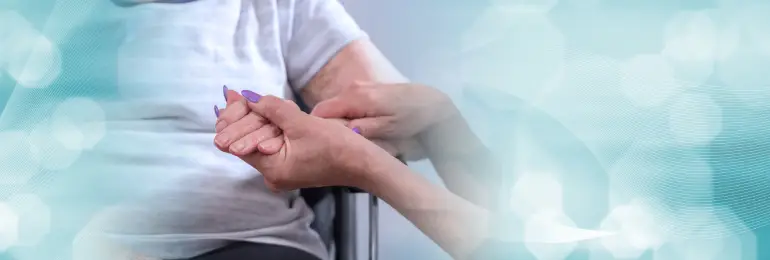 Paciente desospitalizado recebendo assistência em home care, com foco nas mãos recebendo cuidados, representando tratamento e suporte médico.