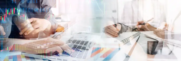 
Duas pessoas em um escritório, uma digitando em um laptop e a outra fazendo anotações em um caderno, com gráficos e dados financeiros sobrepostos digitalmente. A imagem ilustra a complexidade da gestão de dados e a necessidade de atenção aos detalhes para o preenchimento correto da DMED.