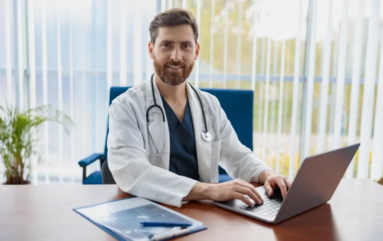 O que é prontuário médico: tipos, conteúdo e vantagens do formato eletrônico na clínica